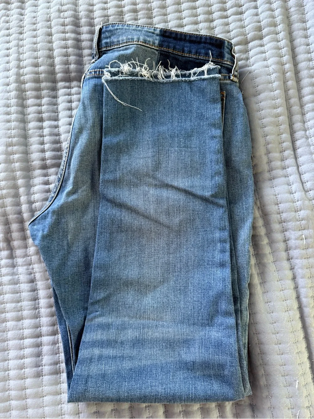 Rag & Bone Boyfriend Jeans Women’s Size 32 Raw Hem Distressed Light Wash